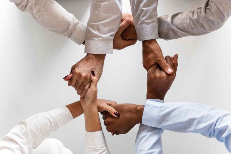 إذاعة مدرسية عن التعاون