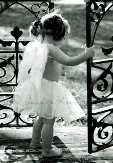 Bambina in un vestito bianco