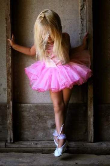 ילדה קטנה וחמודה לובשת שמלה קצרה