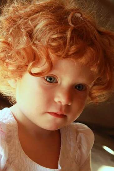 Vajzë e lezetshme me flokë të verdhë dhe sy blu