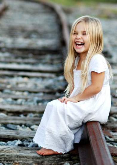 Vajza e lezetshme e pafajshme duke qeshur