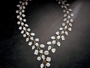 Le collier dans un rêve pour femme célibataire