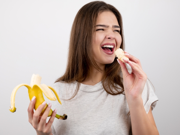 Tolkning av en dröm om att äta bananer för ensamstående kvinnor