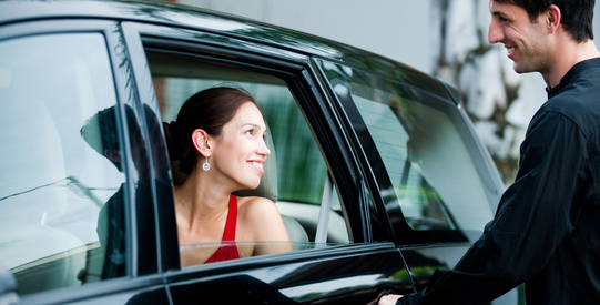 Толкување на сонот за возење автомобил на задното седиште на самохрана жена