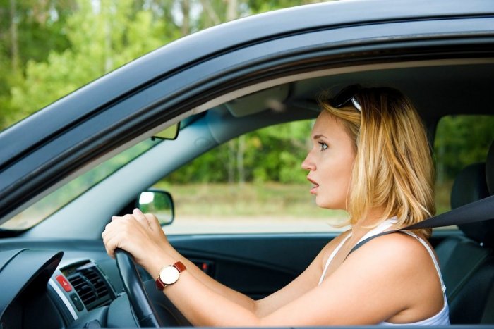Tolkning av en drøm om å kjøre bil for enslige kvinner