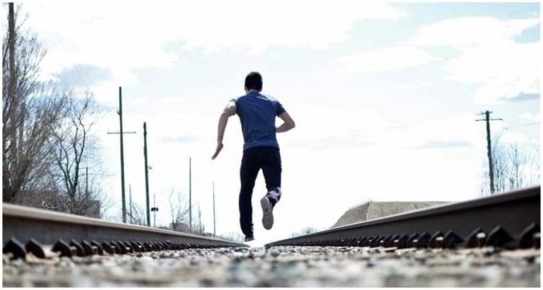 ʻO ke kāne e holo ana mai kāna wahine ma ka moeʻuhane