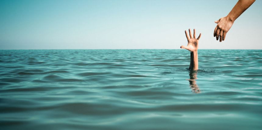 Tolkning av en drøm om å drukne i havet og rømme fra det for enslige kvinner