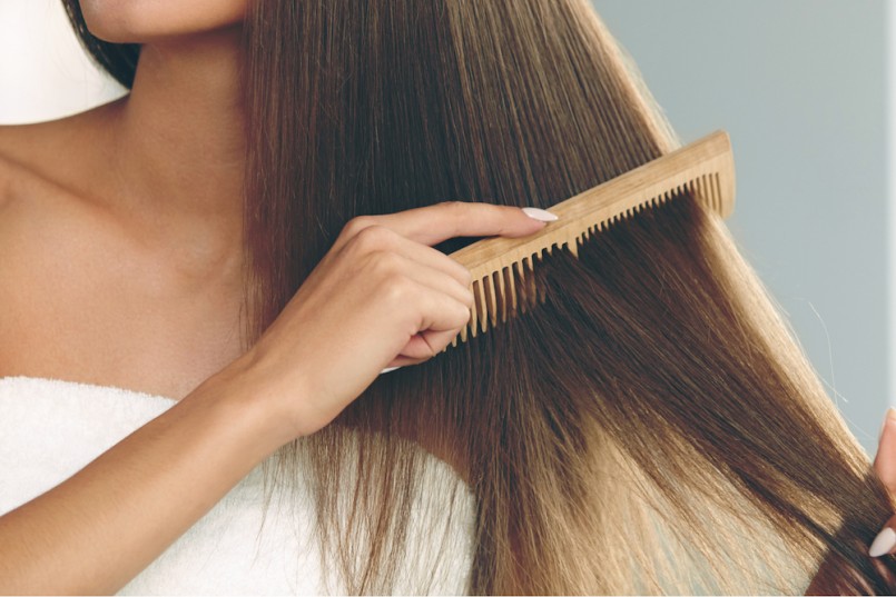 Menyikat rambut. Potret Wanita Muda Seksi Menyikat Rambut Lurus Asli Dengan Sisir. 805x537 1 - Tapak Mesir