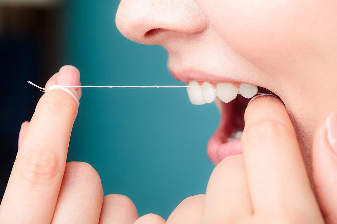 سحب الخيط من الفم في المنام و تفسير خروج خيط من الأسنان في المنام - تفسير الاحلام