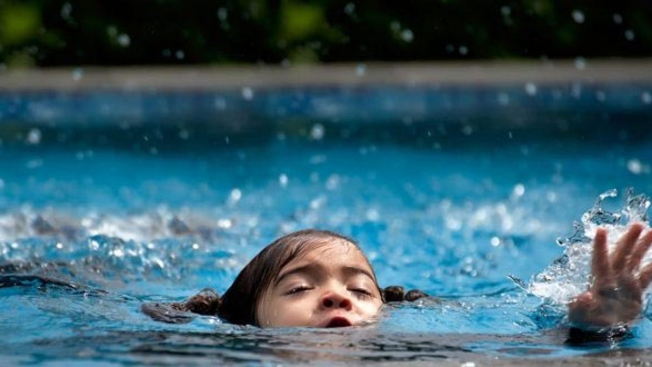 Сон за давење во базен - египетска веб-страница