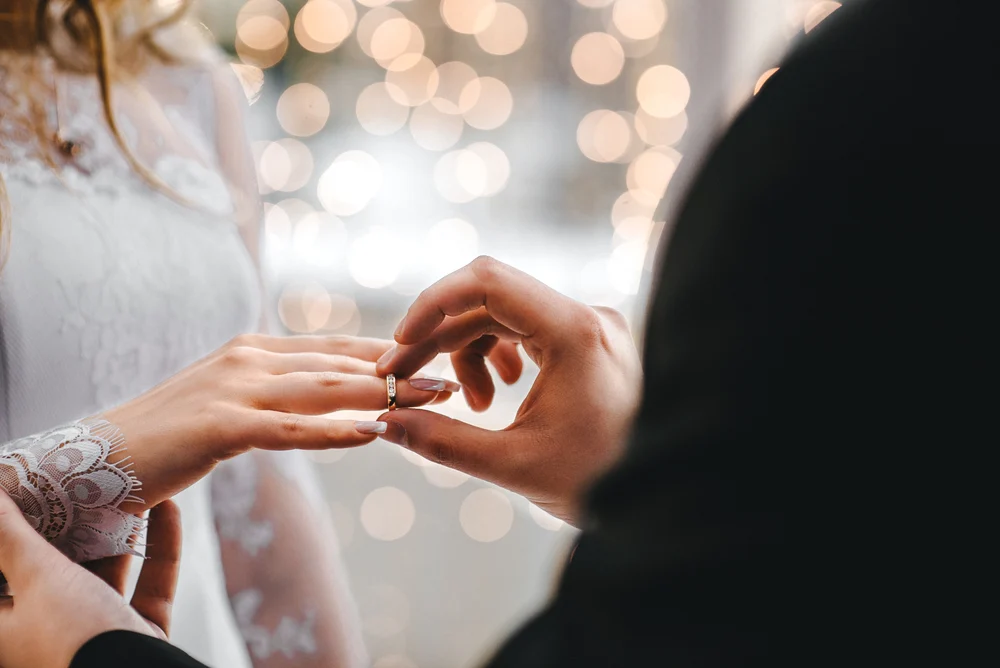 အိမ်ထောင်သည်ယောက်ျားနှင့် လက်ထပ်ခြင်းအကြောင်း အိပ်မက်ကို အဓိပ္ပာယ်ဖွင့်ဆိုခြင်း။