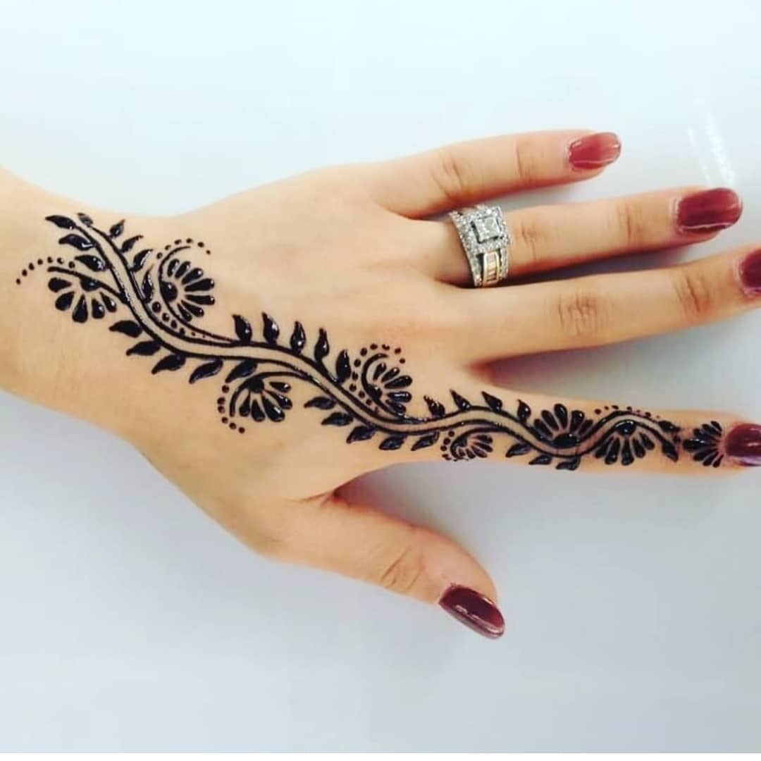 ການຕີຄວາມຫມາຍຂອງຄວາມຝັນກ່ຽວກັບ henna ໃນມືຂອງແມ່ຍິງໂສດ