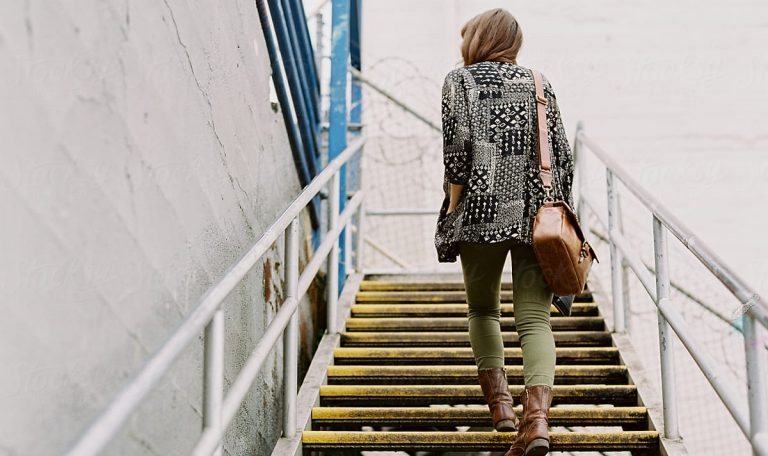 رؤية صعود الدرج