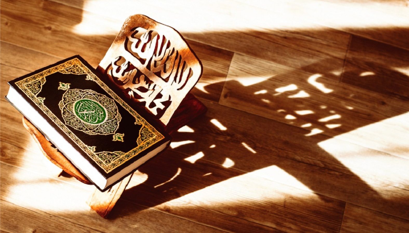 شخص يقرأ القرآن في المنام
