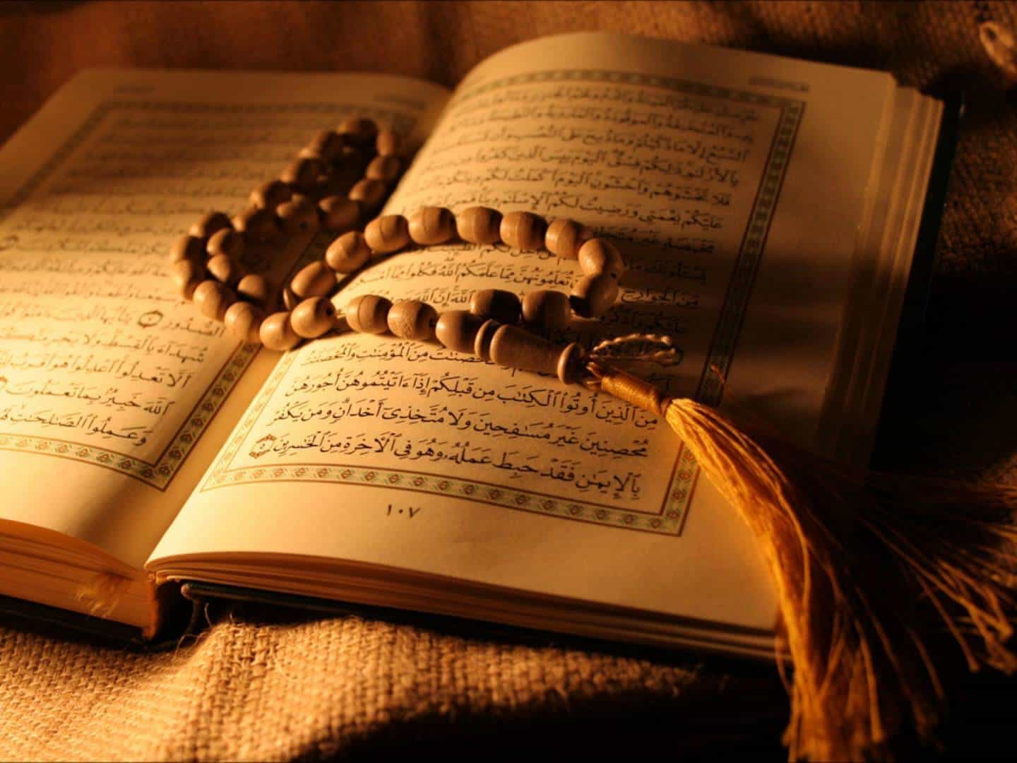 طفل صغير يقرأ القرآن