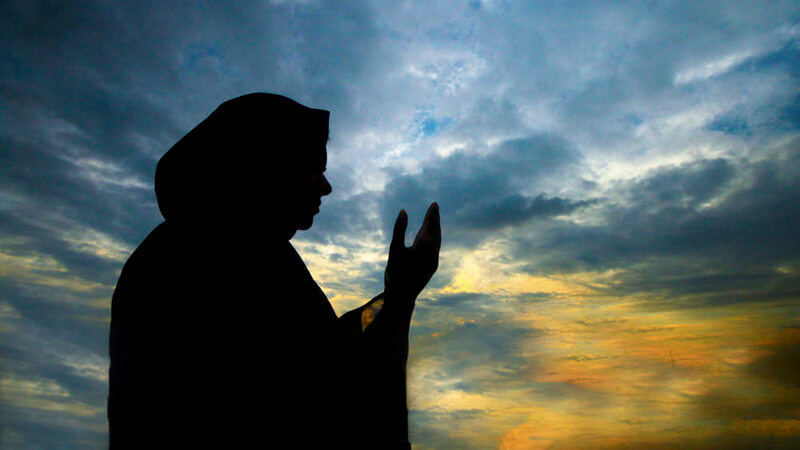 اکیلی عورتوں کے لیے خواب میں کسی کے لیے دعا کرنا