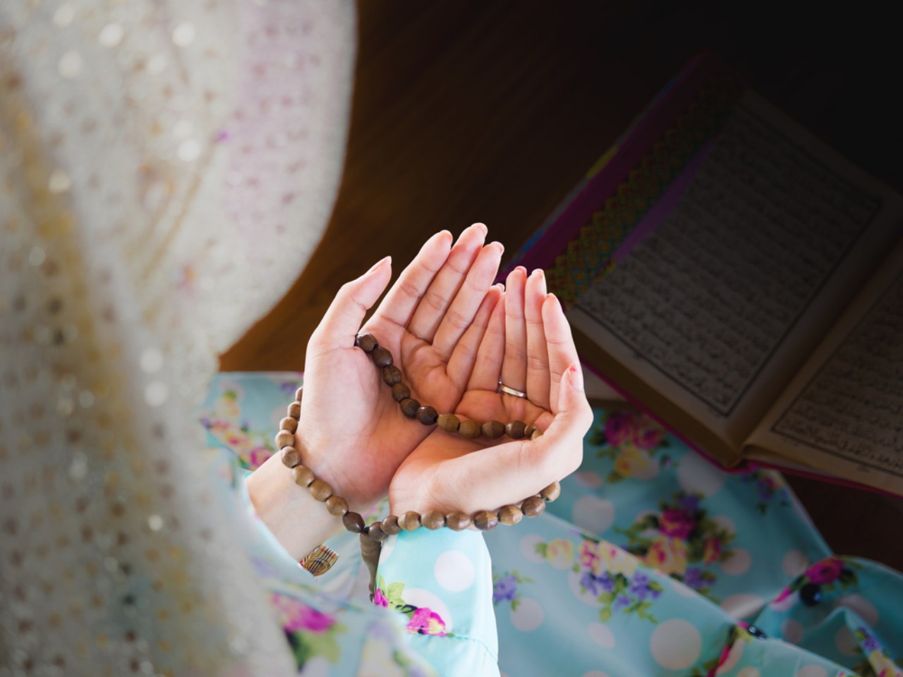 Unes palvetele vastamise kuulutamine vallalistele naistele