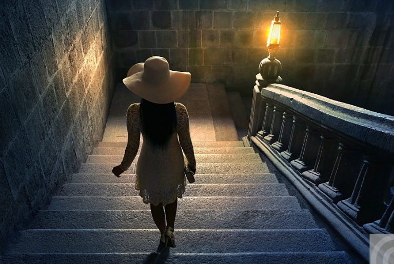 تفسير حلم صعود الدرج للبنت العزباء