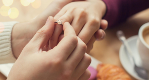 تفسير حلم الزواج للعزباء من شخص معروف