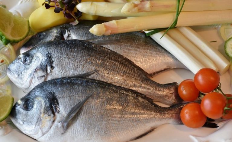 رؤية اعطاء السمك في المنام