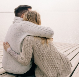 تفسير حلم حضن شخص لا اعرفه للعزباء