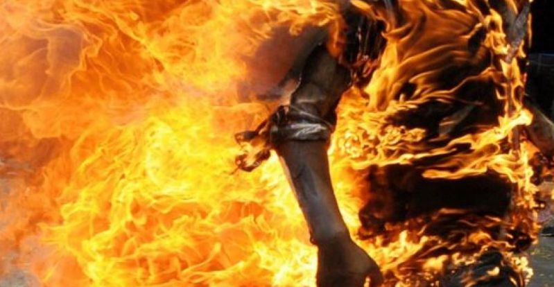 Tolkning av en dröm om eld som bränner en person i foten