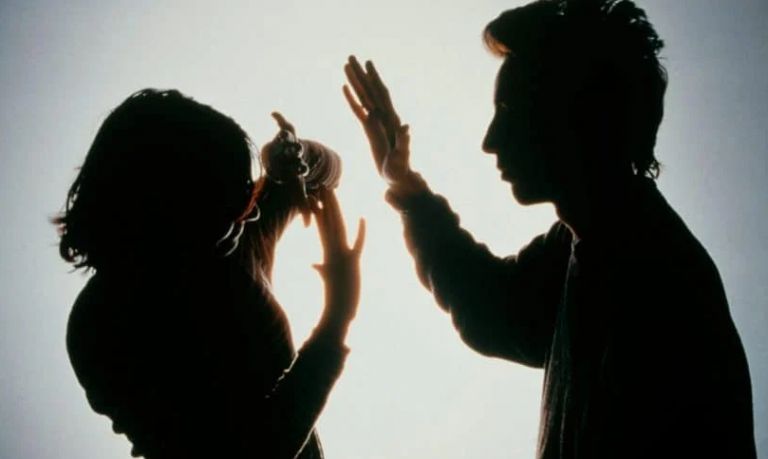 تفسير حلم ضرب شخص اعرفه