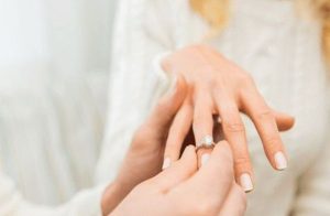 تفسير حلم الخطوبة في المنام للعزباء