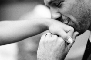 تقبيل اليد في المنام