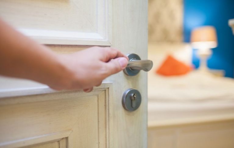 فتح الباب في المنام