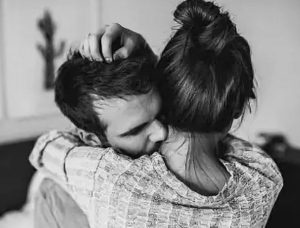 تفسير حلم أخو الزوج يحضني