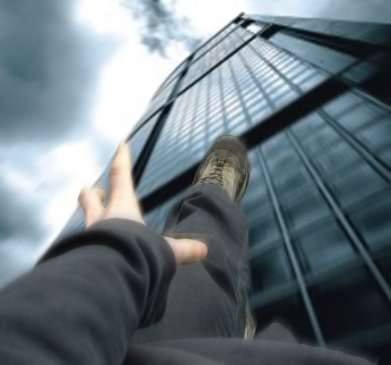 تفسير حلم السقوط من مكان مرتفع في المنام