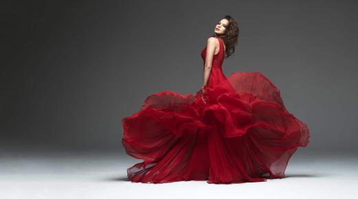 ما هو تفسير حلم لبس فستان أحمر لابن سيرين؟