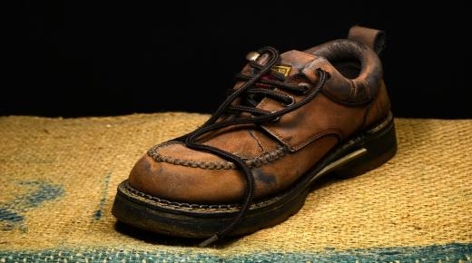 تفسير رؤية الحذاء الممزق في المنام للعزباء لابن سيرين