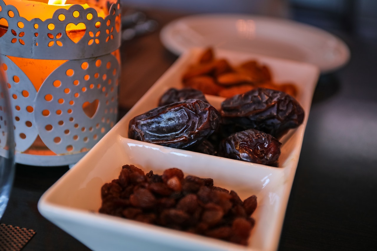 close up photo of raisins and dates 2291592 - موقع مصري