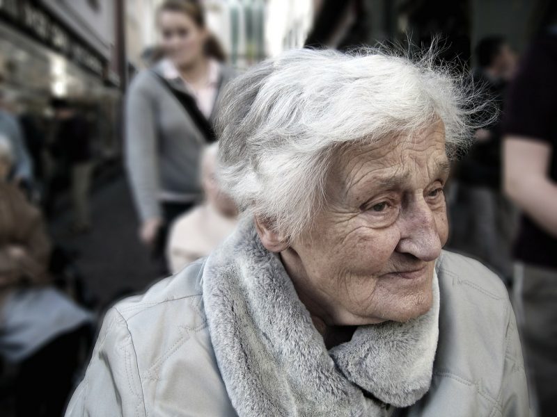 Aarda Info الصور والأفكار حول تفسير رؤية امرأة عجوز عمياء في المنام