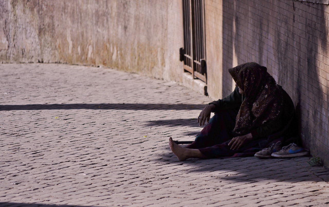 особа жінка сидить стара 2128 - Єгипетський сайт