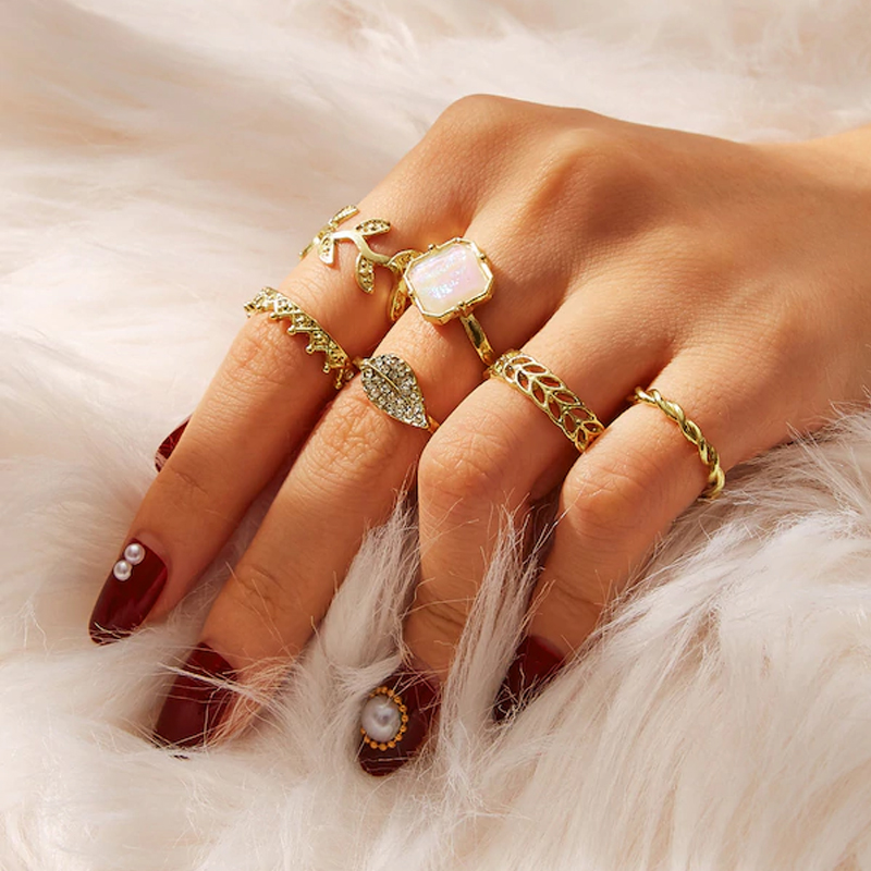 Толкување на сонот за носење златен веренички прстен за слободни жени