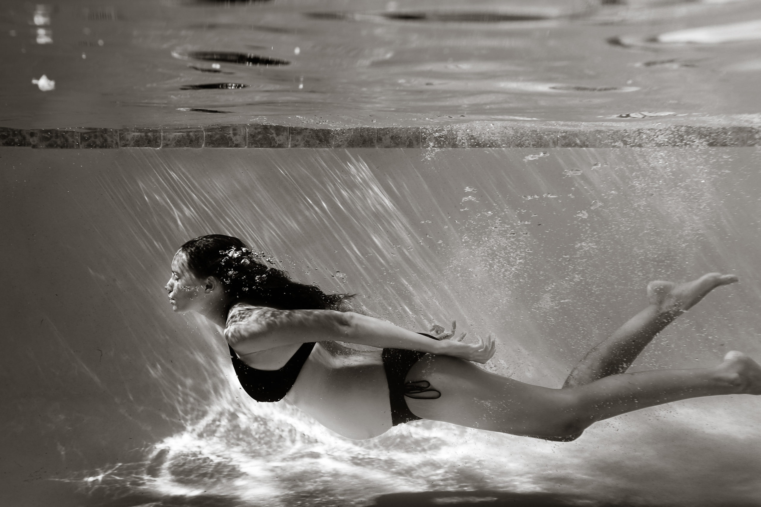 Tolkning av en dröm om att simma i poolen för en gravid kvinna