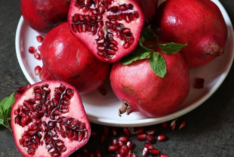 اعرفي أكثر عن فوائد الرمان للشعر