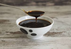 اعرفي أكثر عن فوائد العسل الأسود للشعر