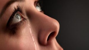 البكاء في المنام على شخص ميت وهو حي