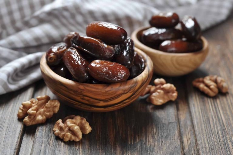 تفسير حلم أكل التمر في المنام للعزباء