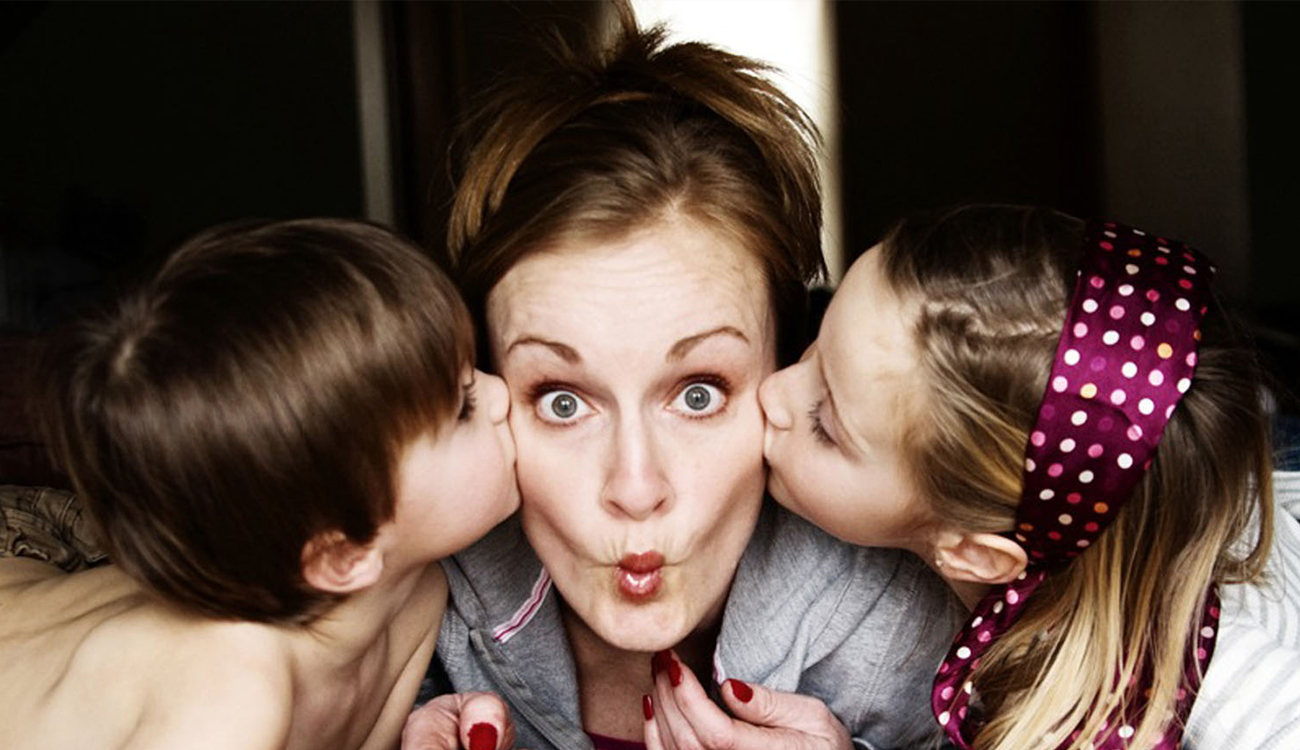 تقبيل الأم لأبنائها في المنام