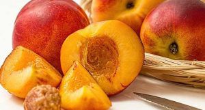 تعرف على فوائد الخوخ للحامل