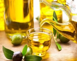 تعرف على فوائد زيت الزيتون للرموش