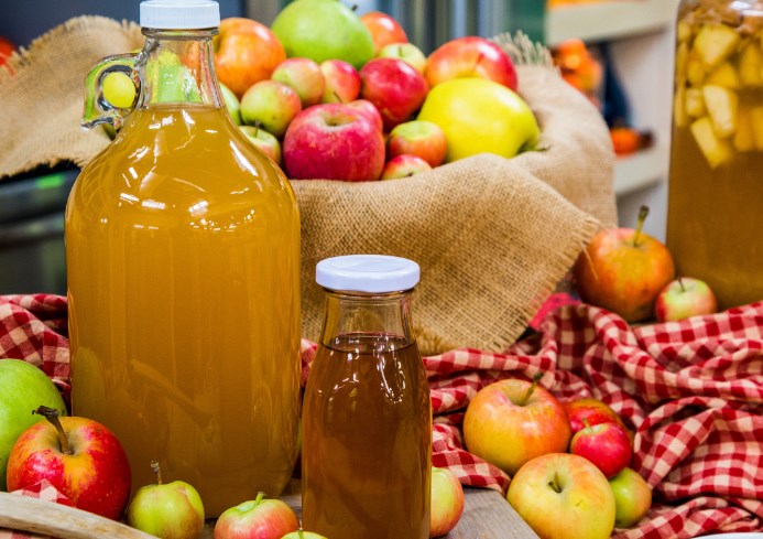 تعرف على فوائد شرب خل التفاح مع الماء قبل النوم