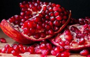 تعرفي على فوائد الرمان للبشرة