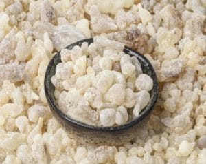 تعرفي على فوائد منقوع لبان الذكر للوجه