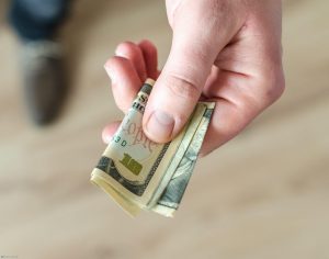 تفسير حلم إعطاء المال للفقير